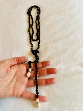 Collar largo negro con perlas