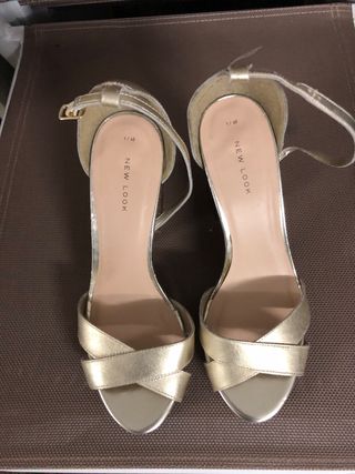 Zapatos de tacón dorados New Look talla 40