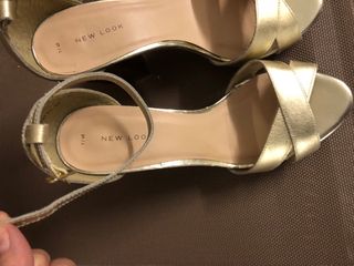 Zapatos de tacón dorados New Look talla 40