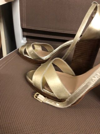 Zapatos de tacón dorados New Look talla 40