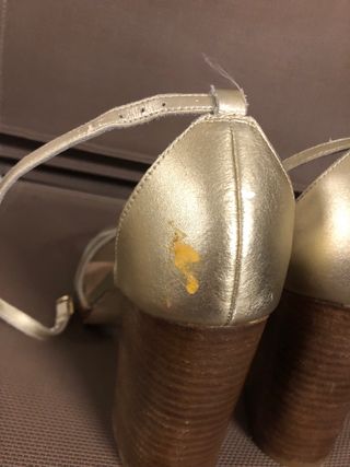 Zapatos de tacón dorados New Look talla 40