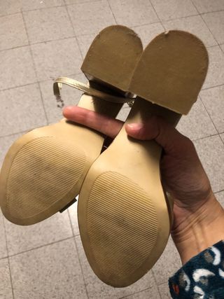 Zapatos de tacón dorados New Look talla 40