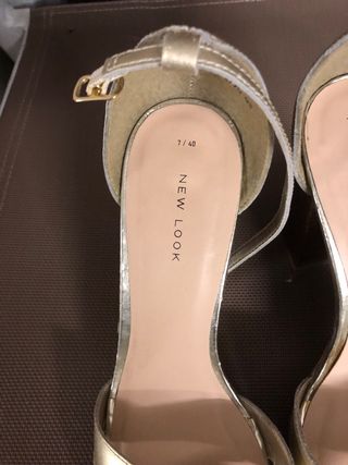 Zapatos de tacón dorados New Look talla 40