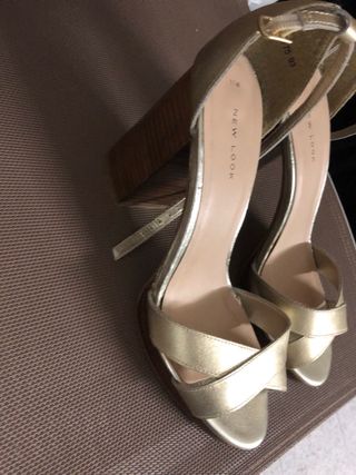 Zapatos de tacón dorados New Look talla 40