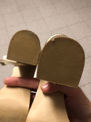 Zapatos de tacón dorados New Look talla 40