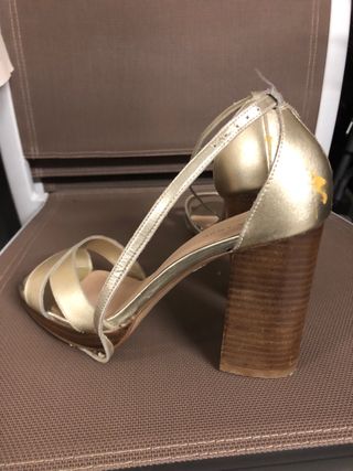 Zapatos de tacón dorados New Look talla 40