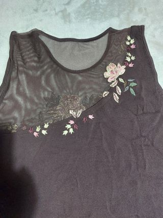 Top sin mangas con bordado floral