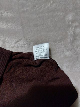 Top sin mangas con bordado floral