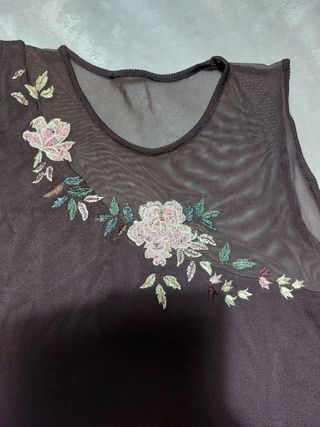 Top sin mangas con bordado floral