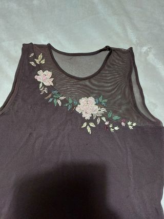 Top sin mangas con bordado floral
