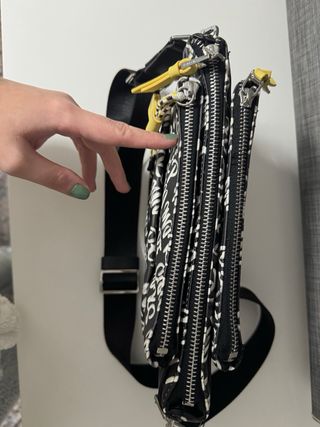 Bolso Parfois negro y blanco con estampado