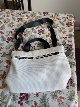 Bolso blanco con asas negras