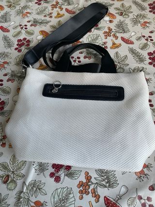 Bolso blanco con asas negras