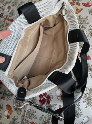 Bolso blanco con asas negras