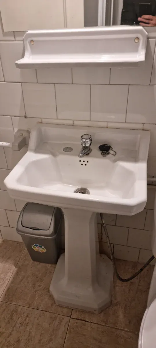 Lavabo Roca antiguo y estantes porcelana