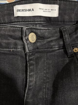 Vaqueros Bershka negros talla M