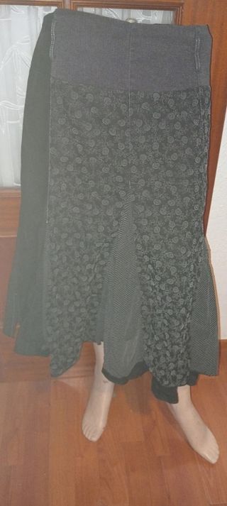 Falda asimétrica gris y blanca