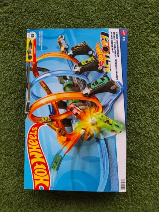 Hot Wheels Corkscrew Crash Loop
