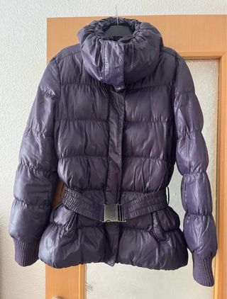Chaqueta acolchada morada con cinturón