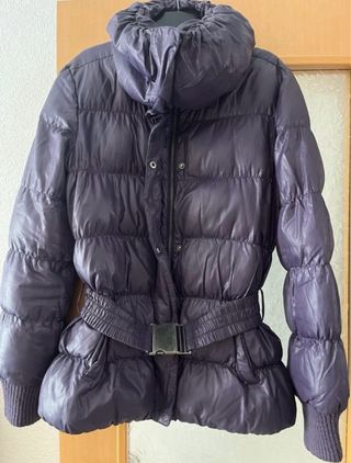 Chaqueta acolchada morada con cinturón