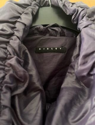 Chaqueta acolchada morada con cinturón