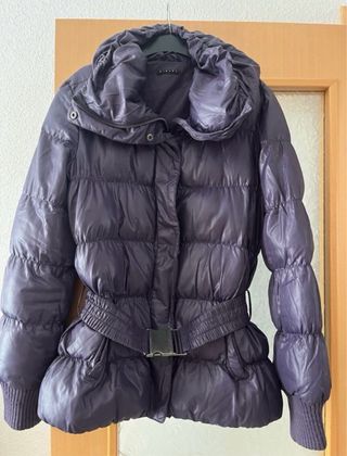 Chaqueta acolchada morada con cinturón