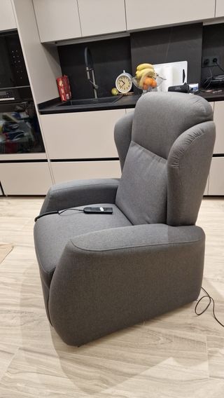 Sillón reclinable gris de tela