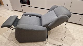 Sillón reclinable gris de tela