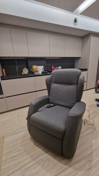 Sillón reclinable gris de tela