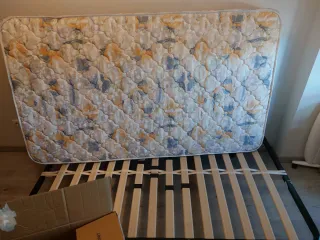 Cama individual con cabecero de madera