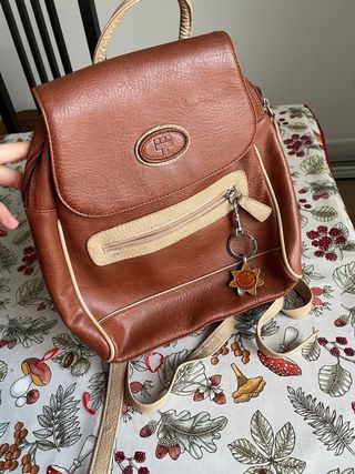 Mochila de piel marrón y beige