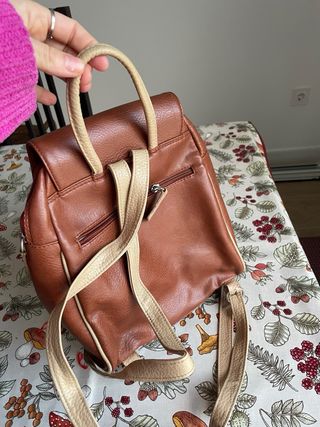 Mochila de piel marrón y beige