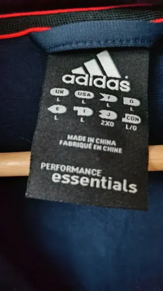 Chaqueta Adidas chándal azul marino.