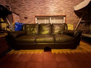 Sofá de cuero marrón