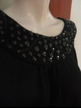 Blusa negra con pedrería