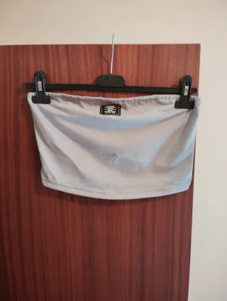 Top corto y pantalón gris claro