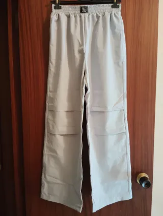 Top corto y pantalón gris claro