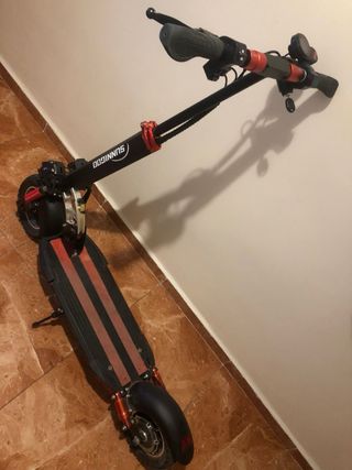 Patinete Eléctrico Negro y Rojo