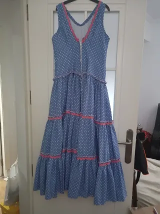 Traje de gitana azul con lunares y detalles en ros