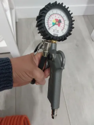 Pistola inflador con manómetro y manguera