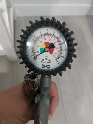 Pistola inflador con manómetro y manguera