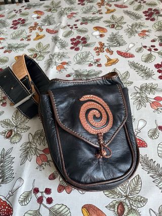 Riñonera de piel negra y marrón