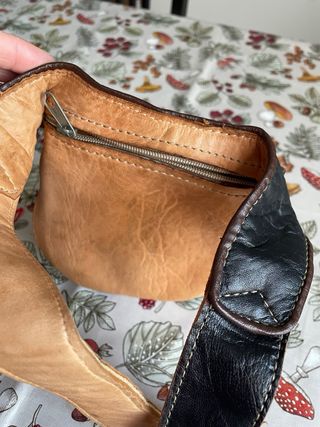 Riñonera de piel negra y marrón