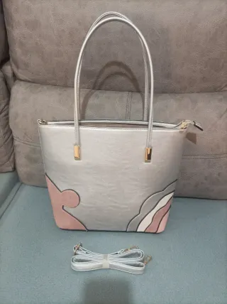 Bolso plateado con detalles rosas