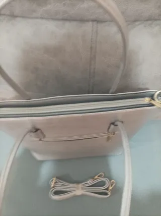 Bolso plateado con detalles rosas