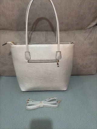 Bolso plateado con detalles rosas