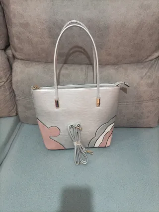 Bolso plateado con detalles rosas