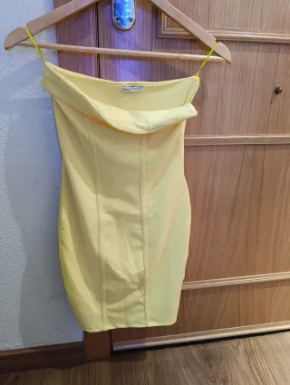 Vestido amarillo palabra de honor sin mangas