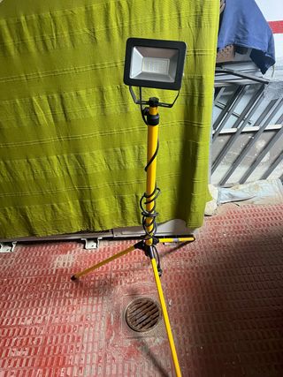 Foco LED con trípode