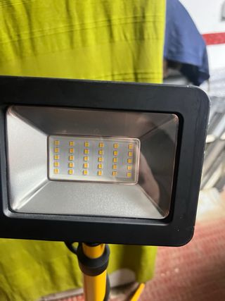 Foco LED con trípode